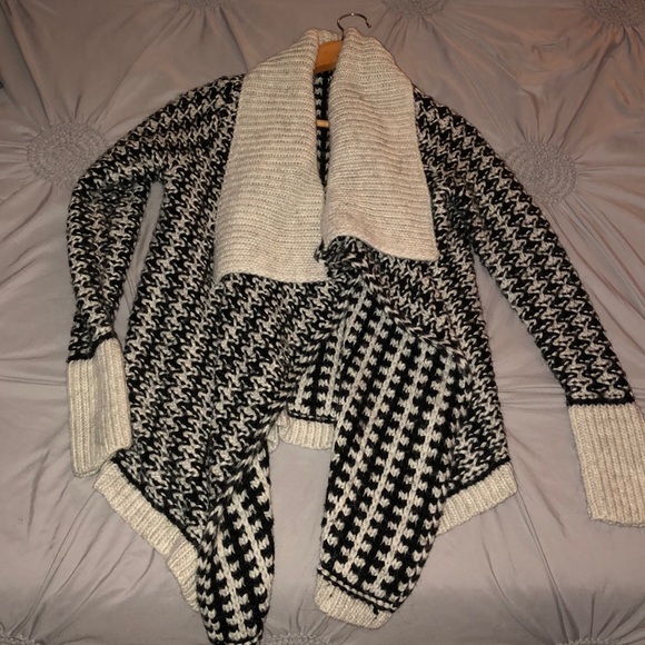 sweater - Picture 1 of 2